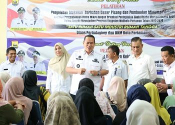 Walikota Pariaman Serahkan Bantuan Pengolahan Makanan dan Minuman Kekinian untuk UMKM