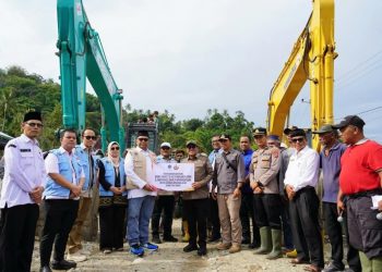 Wamenaker Arfiansyah Noor Datuk Rajo Basa Bawa 2 Alat Berat untuk Pemulihan di Guguak Malalo Tanah Datar