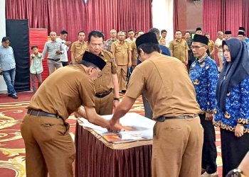 Bupati Hendrajoni Lantik Pejabat Eselon III dan IV di Lingkungan Pemkab Pesisir Selatan