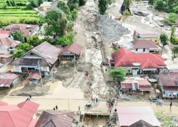 Longsor di Pasa Maninjau, Jalan Provinsi Tertutup Total dan Satu Alat Berat Tertimbun