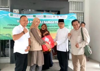 Universitas YARSI Serahkan 513 Paket Perlengkapan Sekolah untuk Murid Terdampak Bencana di Agam
