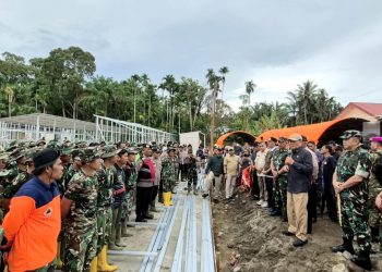 Menko Polkam Djamari Chaniago Serahkan Bantuan dan Tinjau Pengungsi di Palembayan