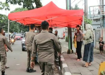 Satpol PP Padang Tak Henti Tertibkan Pedagang yang Pakai Fasum untuk Berjualan