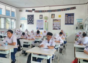 Puisi Era Nurza: “Suara Siswa di Bangku Belakang”