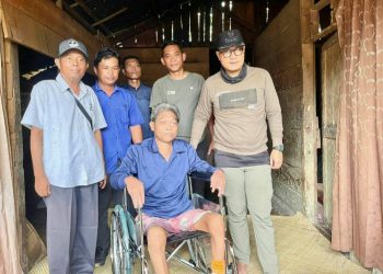 Bupati Mentawai Serahkan Alat Bantu Medis untuk Lansia di Cimpungan