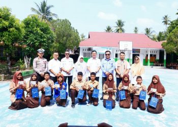 Serahkan Buku Tabungan SimPel, Wabup Rahmat Hidayat Ajak Pelajar Bangun Kemandirian Finansial Sejak Dini