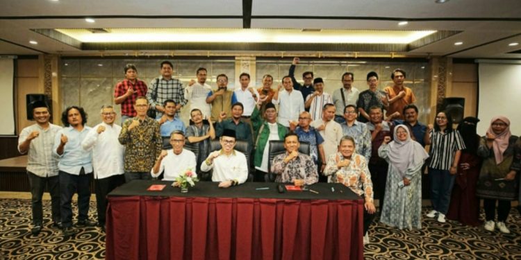 Rektor Efa Yonnedi Silaturahmi dan Buka Puasa Bersama dengan Para Pemred Alumni Unand