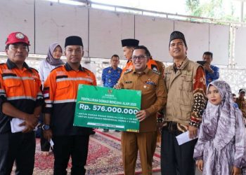 Bupati Tanah Datar Salurkan Bantuan Baznas Senilai Rp576 Juta untuk Korban Bencana Alam