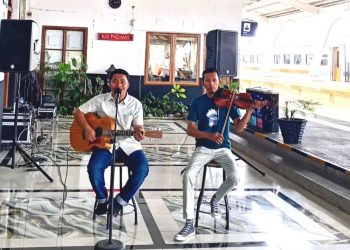 Menunggu Kereta Jadi Lebih Hangat, KAI Sumbar Hadirkan Musik Live di Stasiun Padang