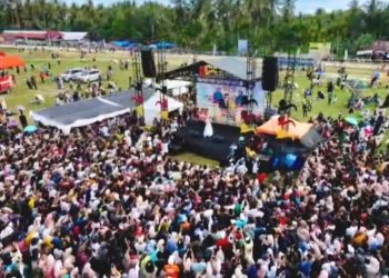 Tampil di Pacu Kudo Padang Pariaman, Fauzana Pukau Pengunjung Hingga Berteriak Histeris
