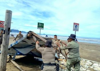 Satpol PP Kota Padang Tertibkan Lapak PKL di Kawasan Pantai Air Manis