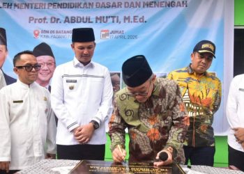 Mendikdasmen Abdul Mu’ti Resmikan Ruang Kelas Darurat di Padang Pariaman