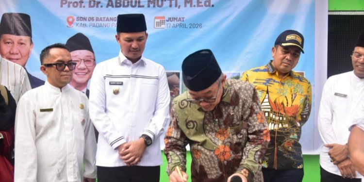 Mendikdasmen Abdul Mu’ti Resmikan Ruang Kelas Darurat di Padang Pariaman