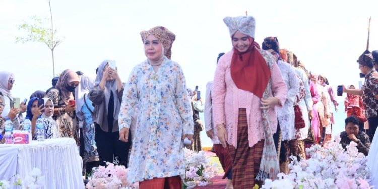 Pagelaran Busana Tradisional Tempo Dulu di Padang Pariaman, Bupati JKA: Lestarikan Budaya dan Wujudkan Kesetaraan Perempuan