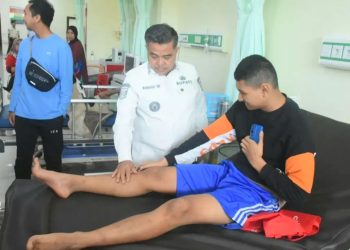 Bupati Agam Benni Warlis Kunjungi Korban Longsor Sungai Landia yang Dirawat di RSAM Achmad Mochtar
