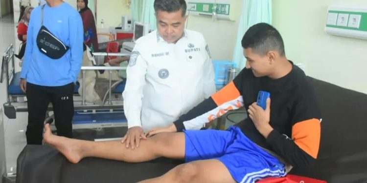 Bupati Agam Benni Warlis Kunjungi Korban Longsor Sungai Landia yang Dirawat di RSAM Achmad Mochtar