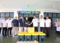 Walikota Pariaman Yota Balad Terima Tong Sampah Terpilah dari PT Semen Padang