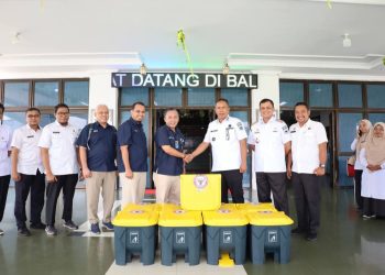 Walikota Pariaman Yota Balad Terima Tong Sampah Terpilah dari PT Semen Padang
