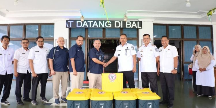 Walikota Pariaman Yota Balad Terima Tong Sampah Terpilah dari PT Semen Padang