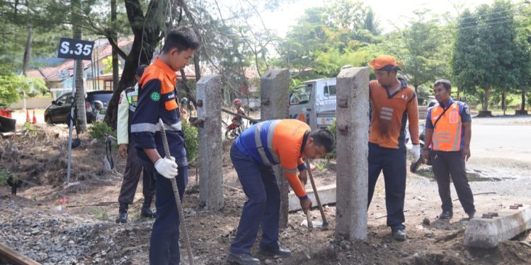 Tekan Risiko Kecelakaan, KAI Divre II Sumbar Kembali Tutup Perlintasan Liar di Padang Pariaman