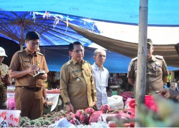 Tinjau Harga Kebutuhan Pokok di Pasar Sicincin, Bupati JKA Tekankan Agar Pasar Bersih dan Nyaman