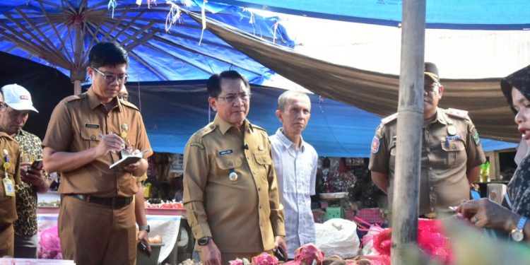 Tinjau Harga Kebutuhan Pokok di Pasar Sicincin, Bupati JKA Tekankan Agar Pasar Bersih dan Nyaman