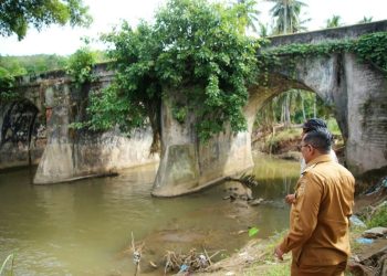 Bupati Tanah Datar Eka Putra Tinjau Jembatan Titian Putiah yang Rusak Akibat Banjir