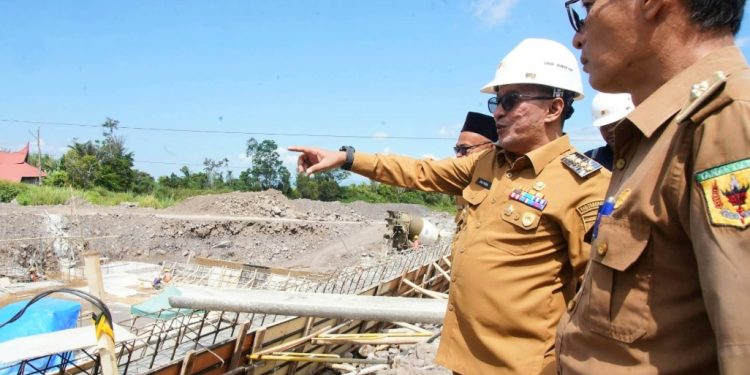 Bupati Eka Putra Pastikan Progres Pembangunan Sabo Dam Sungai Jambu Berjalan Sesuai Target