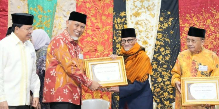 Minang Diaspora Network Global Beri “Anugerah Mahakarya Literasi Budaya Minangkabau” untuk Buya HMA