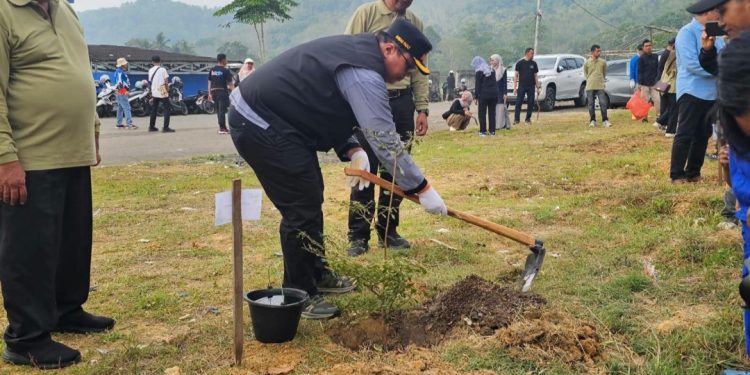 Goro dan Tanam Pohon, Warnai Peringatan Hari Lingkungan Hidup di Tanah Datar
