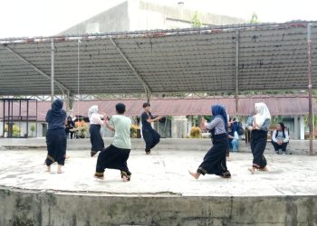 Di Balik Latihan Randai Mahasiswa Sastra Minangkabau Unand