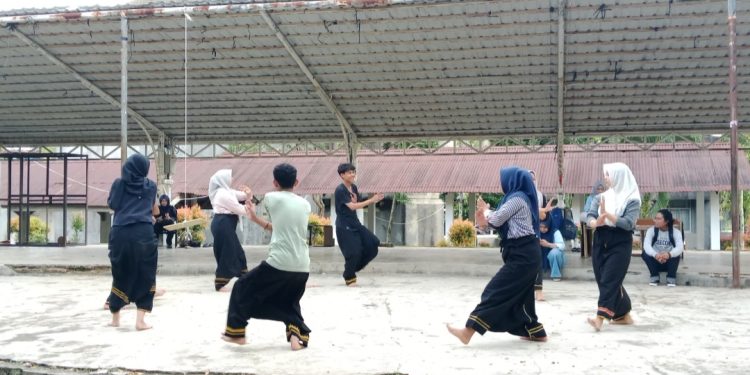 Di Balik Latihan Randai Mahasiswa Sastra Minangkabau Unand