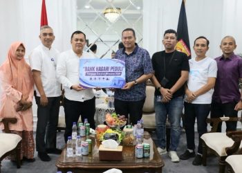Walikota Pariaman Yota Balad Terima Bantuan Bank Nagari untuk Korban Kebakaran