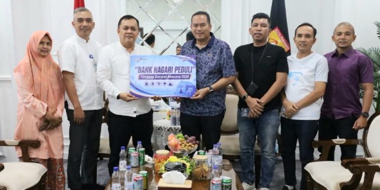 Walikota Pariaman Yota Balad Terima Bantuan Bank Nagari untuk Korban Kebakaran