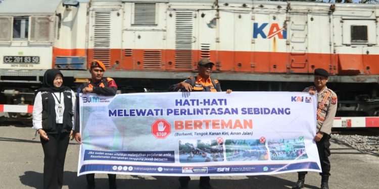 Perkuat Budaya Keselamatan, KAI Divre II Sumbar Lakukan Sosialisasi Intensif di Perlintasan Sebidang