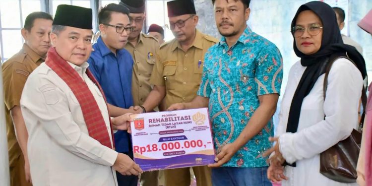 Bupati Agam Benni Warlis Serahkan Bantuan RTLH Tahun 2026 pada 14 Orang Penerima Manfaat