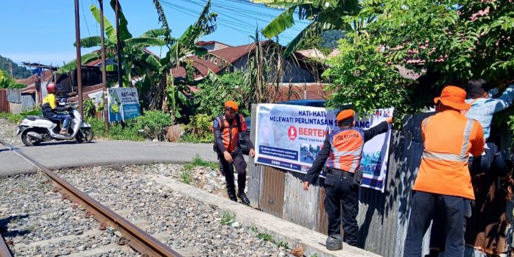 Antisipasi Risiko Kecelakaan Saat Libur Sekolah, KAI Divre II Sumbar Pasang Spanduk dan Gencarkan Sosialisasi di Perlintasan Sebidang