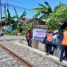 Antisipasi Risiko Kecelakaan Saat Libur Sekolah, KAI Divre II Sumbar Pasang Spanduk dan Gencarkan Sosialisasi di Perlintasan Sebidang