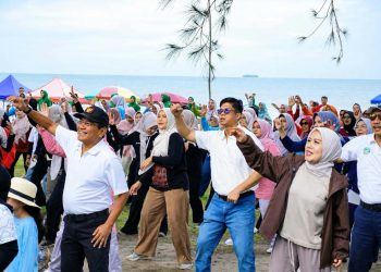 Meriah dan Penuh Energik, Senam Sehat Guncang Kampung Nelayan Merah Putih Katapiang