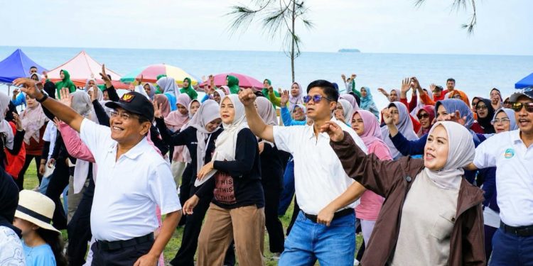 Meriah dan Penuh Energik, Senam Sehat Guncang Kampung Nelayan Merah Putih Katapiang