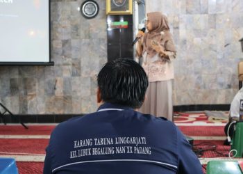 PKM Jurusan Bahasa Inggris PNP Latih Remaja Masjid Al Mujahidin Komplek Pemda Lubeg Public Speaking