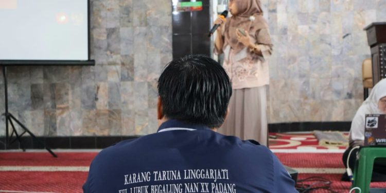 PKM Jurusan Bahasa Inggris PNP Latih Remaja Masjid Al Mujahidin Komplek Pemda Aru Lubeg Public Speaking