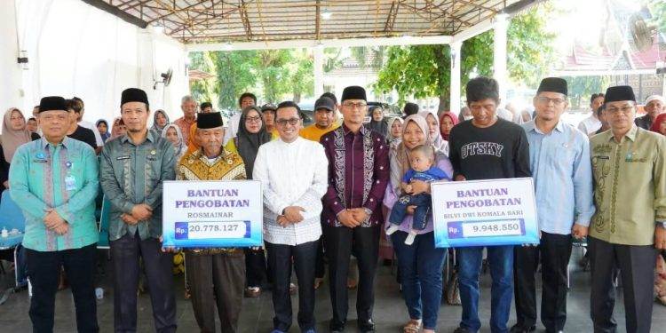 Bupati Tanah Datar Salurkan Bansos Rp245,3 Juta untuk 47 Pasien Rumah Sakit