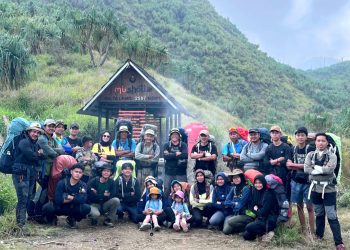 Mapala Unand Renovasi MUsholla di Puncak Gunung Talang Kabupaten Solok