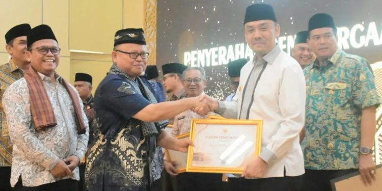 Dukung Pelaksanaan Haji Secara Paripurna, Pemkab Agam Terima Penghargaan Menteri Haji dan Umrah RI
