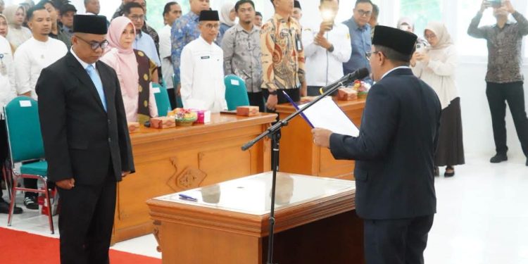 Bupati Tanah Datar Eka Putra Lantik Inoki Ulma Tiara sebagai Direktur Perumda Air Minum Tirta Alami 2026–2031