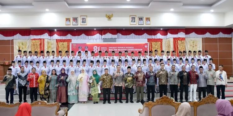 Kepada Paskibraka Bupati Agam Benni Warlis Ingatkan Pentingnya Meneladani Perjuangan Para Pahlawan