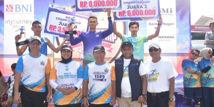 Barefoot Running Padang Pariaman Sukses, Para Pelari Terbaik Taklukkan Lintasan Pasir Pantai Katapiang