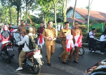 Pemkab Agam Bagikan Bendera Merah Putih Semarakkan HUT ke-81 RI