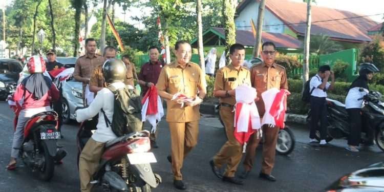 Pemkab Agam Bagikan Bendera Merah Putih Semarakkan HUT ke-81 RI
